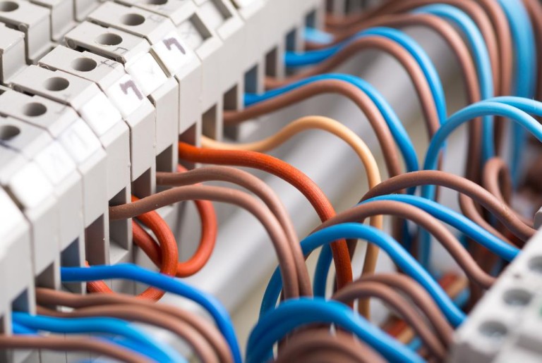 Les essentiels pour une installation électrique professionnelle à Paris
